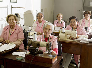 Senhoras so voluntrias do hospital A.C. Camargo; elas costuram prteses de seio para mulheres sem recursos financeiros