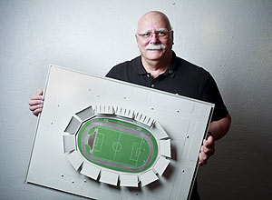 Retrato do arquiteto Eduardo Castro Mello, que e um dos arquitetos responsáveis pela construcão do estádios para a Copa do Mundo de 2014
