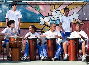 Aula de percussão para crianças surdas da EMEE Luci Bray, no Jaçanã); a aula é ministrada pelo maestro Fábio Bonvenuto