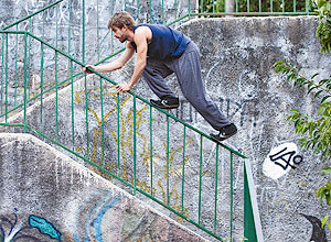Jernimo Bittencourt, 27, praticante de parkour e bailarino, escala e salta na escadaria da rua Hava, em Perdizes