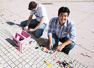 Peas de Lego so aplicadas por Nakagawa em interveno na praa Zilda Natel, na zona oeste da capital paulista
