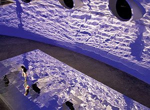 Obra Água, dos artistas Raquel Kogan, Rejane Cantoni e Leonardo Crescent, que integra a exposição Água na Oca