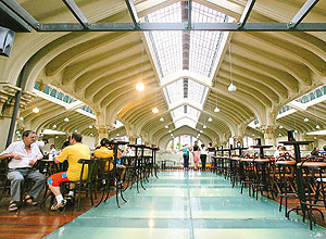 rea gastronmica no mezanino do Mercado Municipal, com bares e restaurantes, que tem piso de vidro translcido