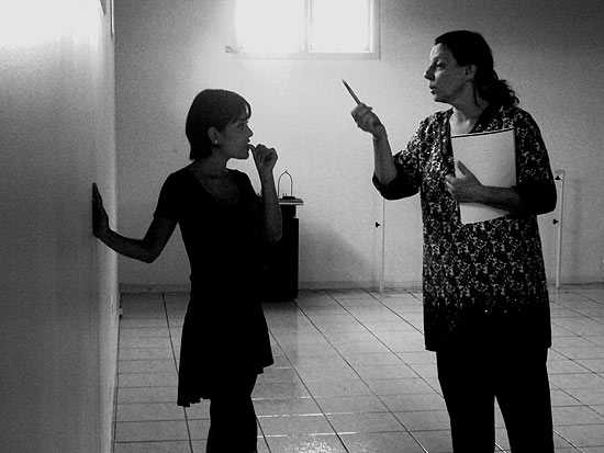 A diretora Rosi Campos (dir.) em ensaio da peça infantil "O Fantasma da Máscara" com a atriz Lissah Martins
