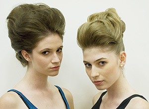 As modelos Bruna Grossl e Gabriela Koehler com os penteados que sero apresentados na Hair Brasil