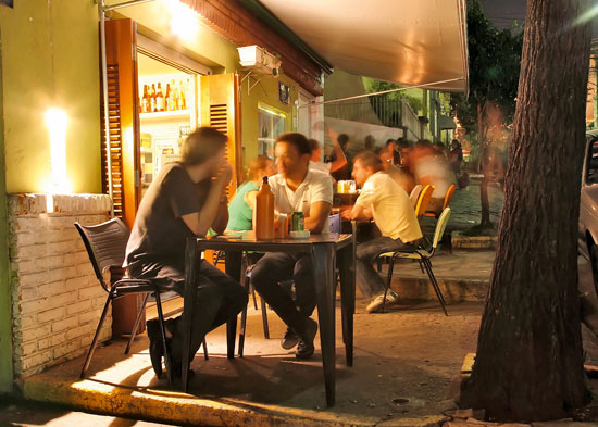 Ambiente do Bar da Dida, uma das casas da cidade em que os fumantes podem dar suas tragadas à vontade