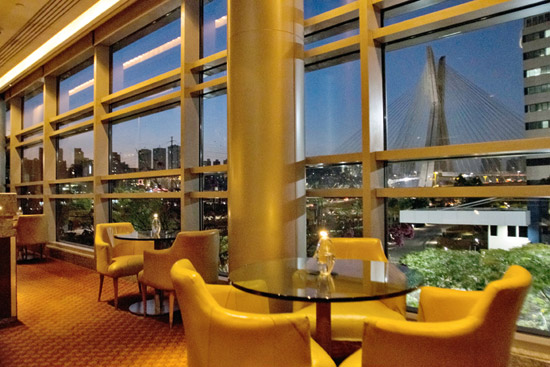 Ambiente do Upstairs Bar&Lounge (foto), no hotel Grand Hyatt, com vista para a ponte Estaiada