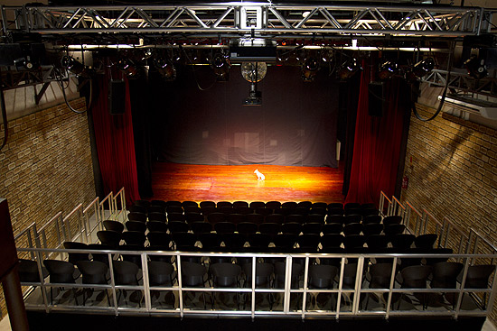 Vista da plateia e palco do teatro Viradalata, em Perdizes (zona oeste de São Paulo)