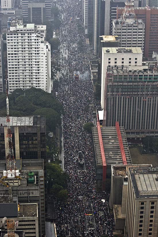 Foto aérea mostra o desfile da última Parada Gay, na avenida Paulista, na altura do MASP