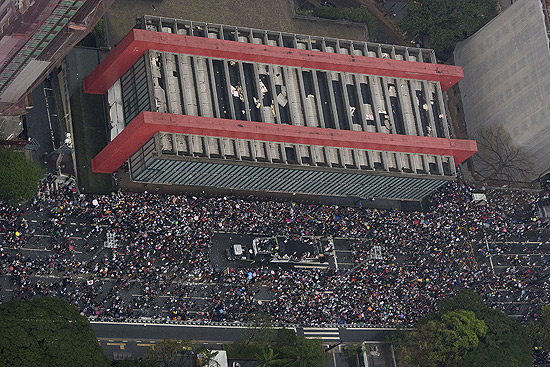 Foto aérea mostra o desfile da última Parada Gay