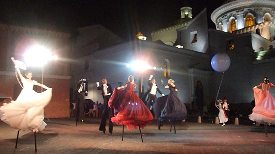 Cena do espetculo "Valse", da companhia italiana Teatro Tascabile di Bergamo, que se apresenta na Mostra Italiana de Teatro de Rua