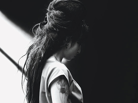 A cantora britnica Amy Winehouse, 27, morta no sbado 23/07