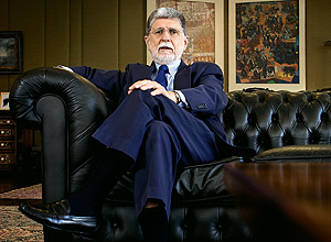 Celso Amorim posa para retrato em seu gabinete no Palcio do Itamarati em Braslia, em novembro de 2009, para *Serafina*