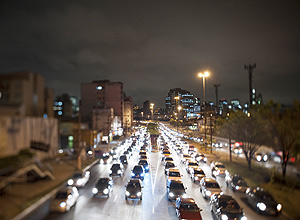 Transito intenso na Radial Leste por volta das 19h de segunda-feira. (Filipe Redondo/Folhapress - Revista)