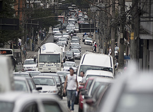 Transito intenso na rua Teodoro Sampaio. (Filipe Redondo/Folhapress - Revista)