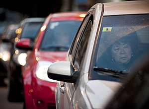 Passageira de carro enfrenta congestionamento na rua Cardeal Arcoverde
