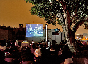 Documentrio  exibido na laje de um bar no Jardim Guaruj