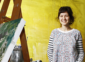 A artista plstica Marina Rheingantz em seu ateli em Perdizes; ela participa de exposio no Centro Maria Antnia