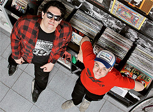 Mateus Mondini e Alemo, donos da loja de punk rock The Records, localizada na Galeria Nova Baro, em SP