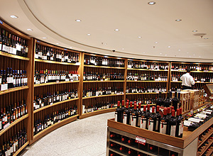 A adega climatizada, inaugurada em 2009, conta com mais de trs mil bebidas entre vinhos e outros destilados