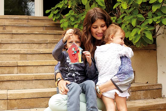 Modelo Michelle Alves e os filhos Oliver e Mia, cujos os partos foram auxiliados por Ana Paula Markel