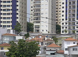 Torres de mais de 25 andares ocupam a Vila Romana; grupo de moradores  contrrio  verticalizao vivida pelo bairro