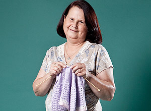 A arte-educadora Marlene Vilutis, 61, uma das organizadoras do grupo Tecels do Amor, que confecciona enxovais de beb