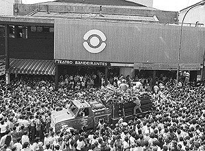 Carro levando o corpo da cantora Elis Regina em frente ao Teatro Bandeirantes. Cerca de 50 mil pessoas acompanharam o cortejo