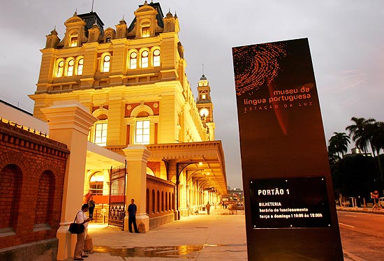 Entrada principal do Museu da Língua Portuguesa, que recebe, nesta quarta (25), a peça "São Paulo Surrealista"