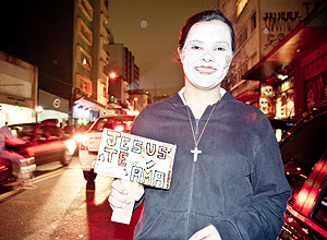 Jovem religiosa da missão Thalita Kum, que evangeliza pelas calçadas da rua Augusta, atrás de jovens "pecadores"