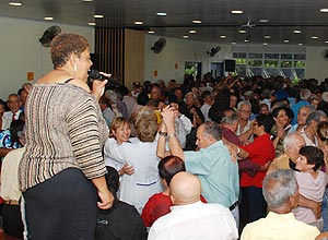 Baile semanal no Instituto Paulista de Geriatria e Gerontologia, na zona leste, rene cerca de 800 idosos da regio