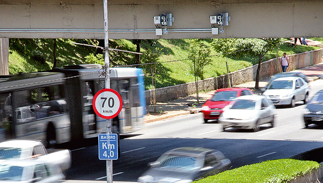 Radar instalado no viaduto Tutoia para fiscalizar o excesso de velocidade na avenida 23 de Maio, no sentido centro