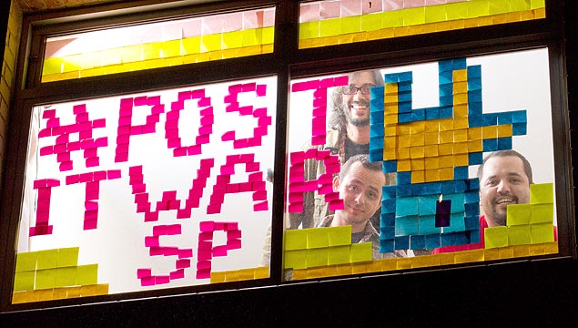 Os amigos Daniel Lima, Marcio Villar e Carlos Gustavo Xavier aderiram  "Post-it War" em setembro passado