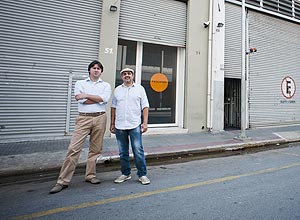 Empresrios Sergio Rinaldi e Eduardo El Kobbi, donos da agncia de publicidade Fess'Kobbi, na rua do Triunfo 