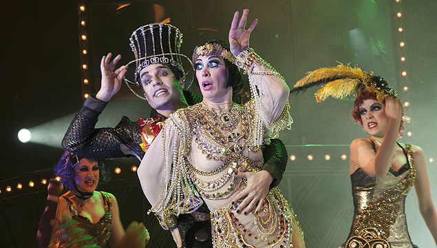 Jarbas Homem de Mello e Claudia Raia (centro) esto no musical "Cabaret", em cartaz no teatro Procpio Ferreira