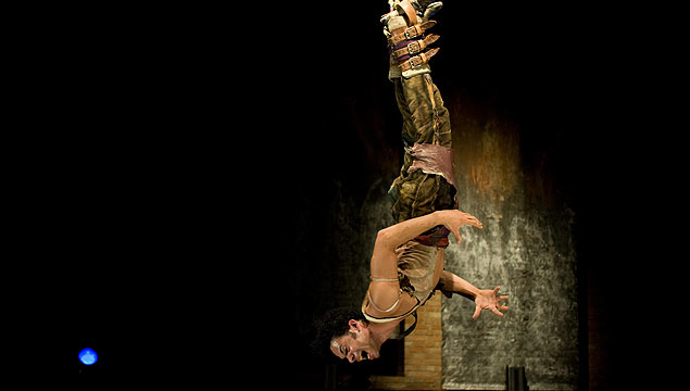 Ricardo Rodrigues em cena do espetculo "Prometeu", que integra a mostra de repertrio da companhia Circo Mnimo 