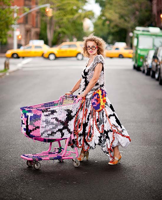 A artista polonesa Olek, que conquistou o mundo das artes em Nova York com sua obsesso por croch