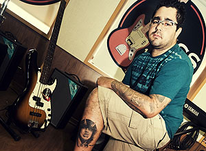 O ouvinte da Kiss FM Denis Amorim, que tatuou na perna o logotipo da rádio em 2009 por conta de uma promoção