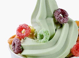 Frozen iogurte da Yogoberry oferece "toppings" (coberturas) de cereal colorido