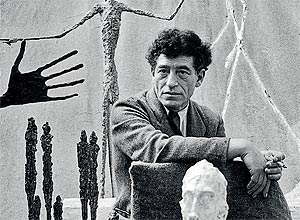 O escultor suiço Alberto Giacometti, tema de livro do filósofo e ficcionista Jean-Paul Sartre, rodeado por suas obras