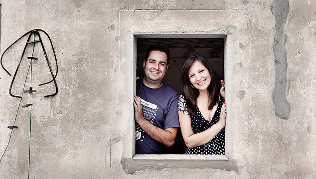 Sao PAULO, SP, BRASIL, 17 de março de 2012: Retrato dos noivos Rafael e Tatiana em sua casa em reforma em Sao Bernardo. Materia especial sobre reformas. (Foto: Patricia Araujo/Folhapress, sao paulo) ***EXCLUSIVO FOLHA***