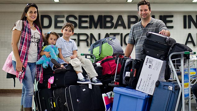 Sheila Ribeiro, 36, e Carlos Eduardo, 44, chegam após um mês em Miami, Orlando e NY com os filhos Leticia, 2, e Henrique, 5