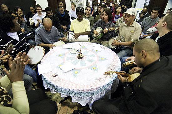Samba da Vela, que acontece em Santo Amaro - tradicional roda de samba que tem a duração de uma vela acesa