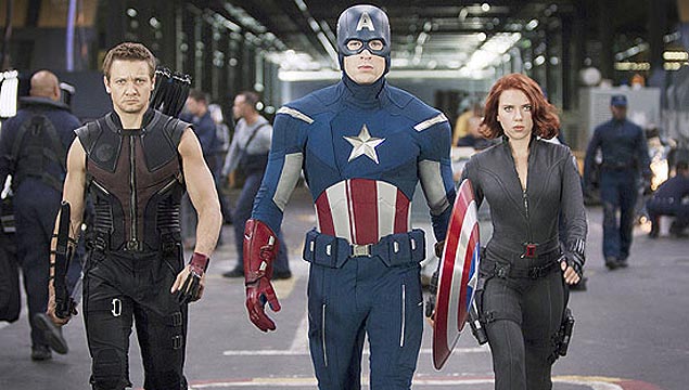 Chris Evans, Jeremy Renner e Scarlett Johansson em cena de "Os Vingadores", que reestreia no cinema 4DX do JK Iguatemi