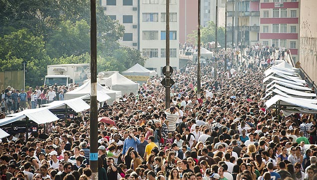 Movimento de pessoas no Minhoco, na primeira edio do "Chefs na Rua", na Virada Cultural de 2012