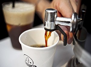 Caf coado e bebida preparada com caf Martins na Tag & Juice, que oferece drinque gratuito nesta quinta, dia 24/5 