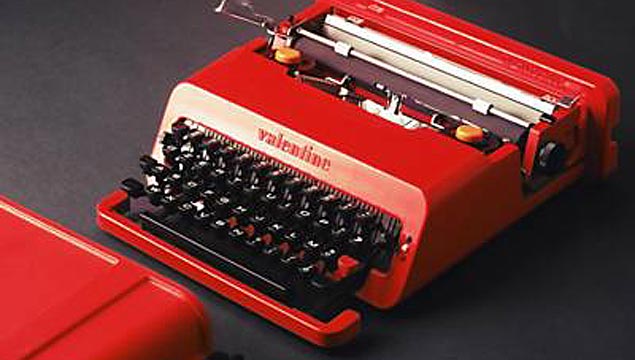 A imagem da mquina de escrever porttil Valentine (1969) integra a exposio em cartaz no museu da Faap