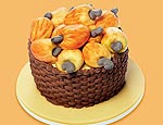 O bolo Cesta de Cajus, com castanha e recheio de cajus maduros (Estudio Boccato/Divulgação)