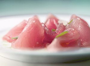  Carpaccio de atum com azeite e limo siciliano, opo de antepasto do menu do Fasano para o jantar do Dia dos Namorados 