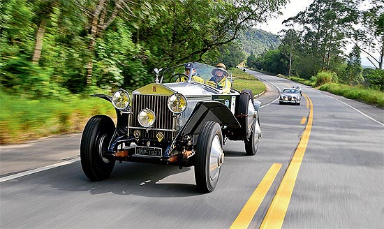 Mario e Eileen Andrade dirigem um Rolls-Royce Phantom, de 1927, durante rali de carros antigos em 2011